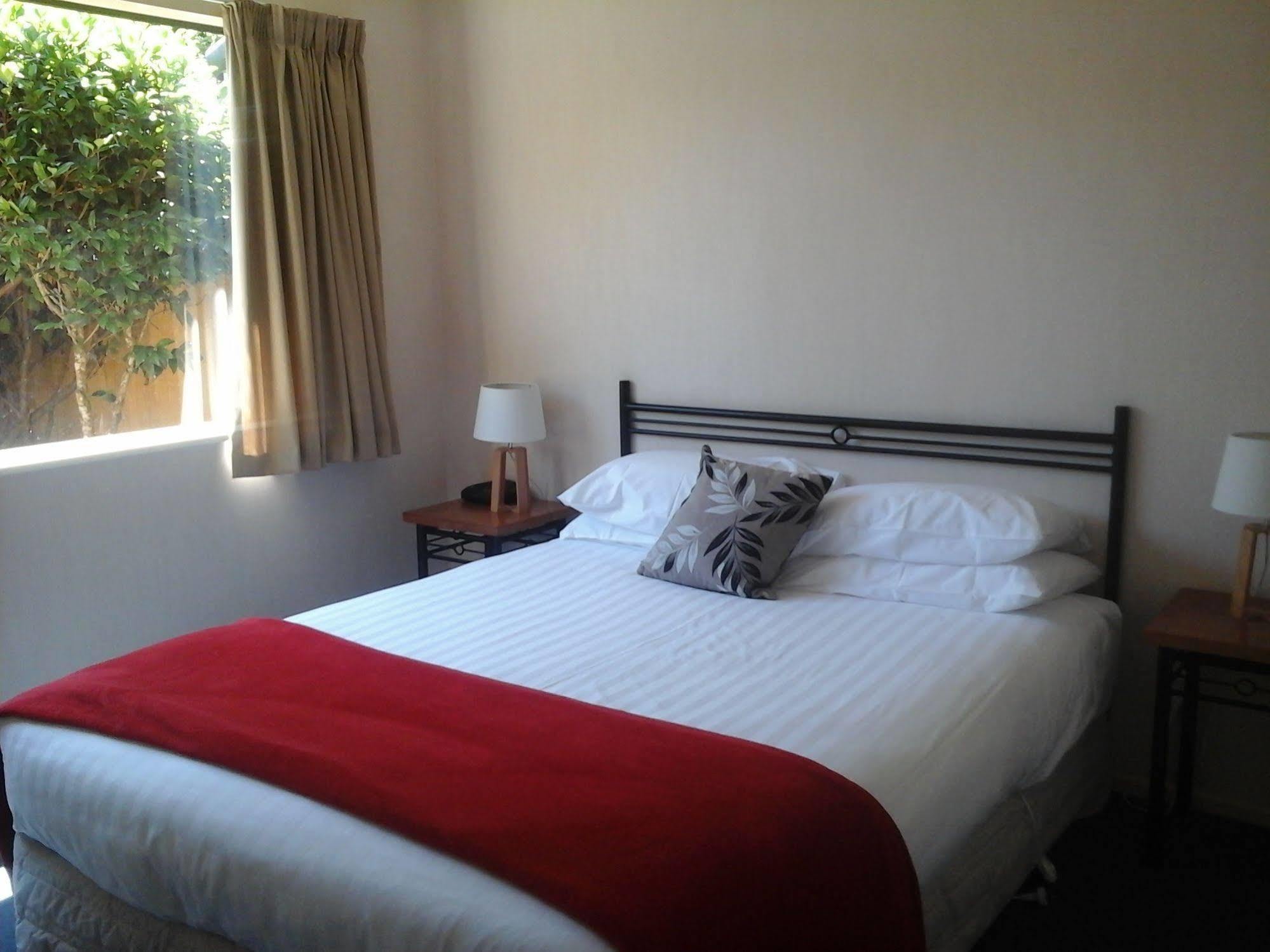 South Park Motel Masterton Bagian luar foto