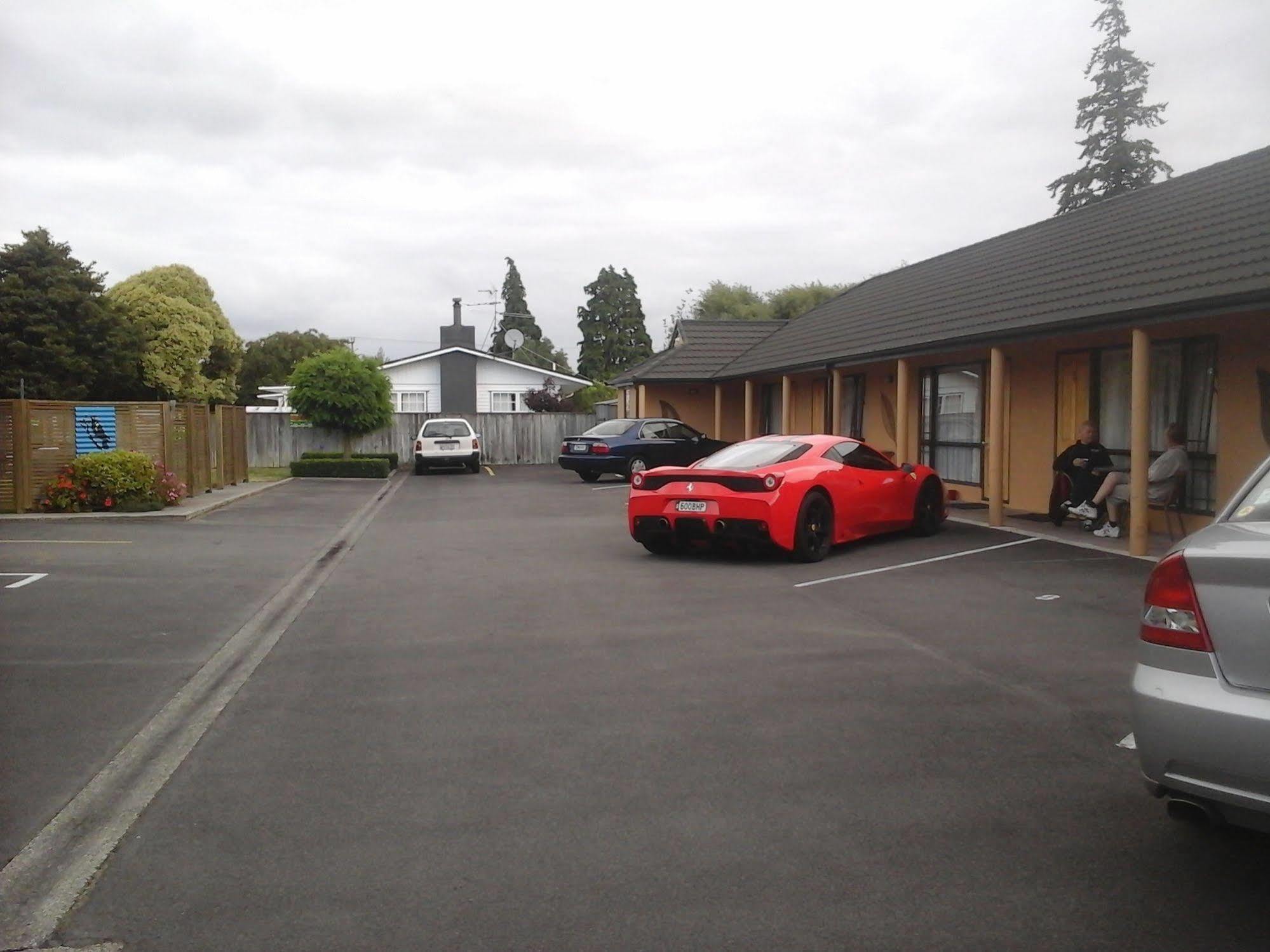 South Park Motel Masterton Bagian luar foto
