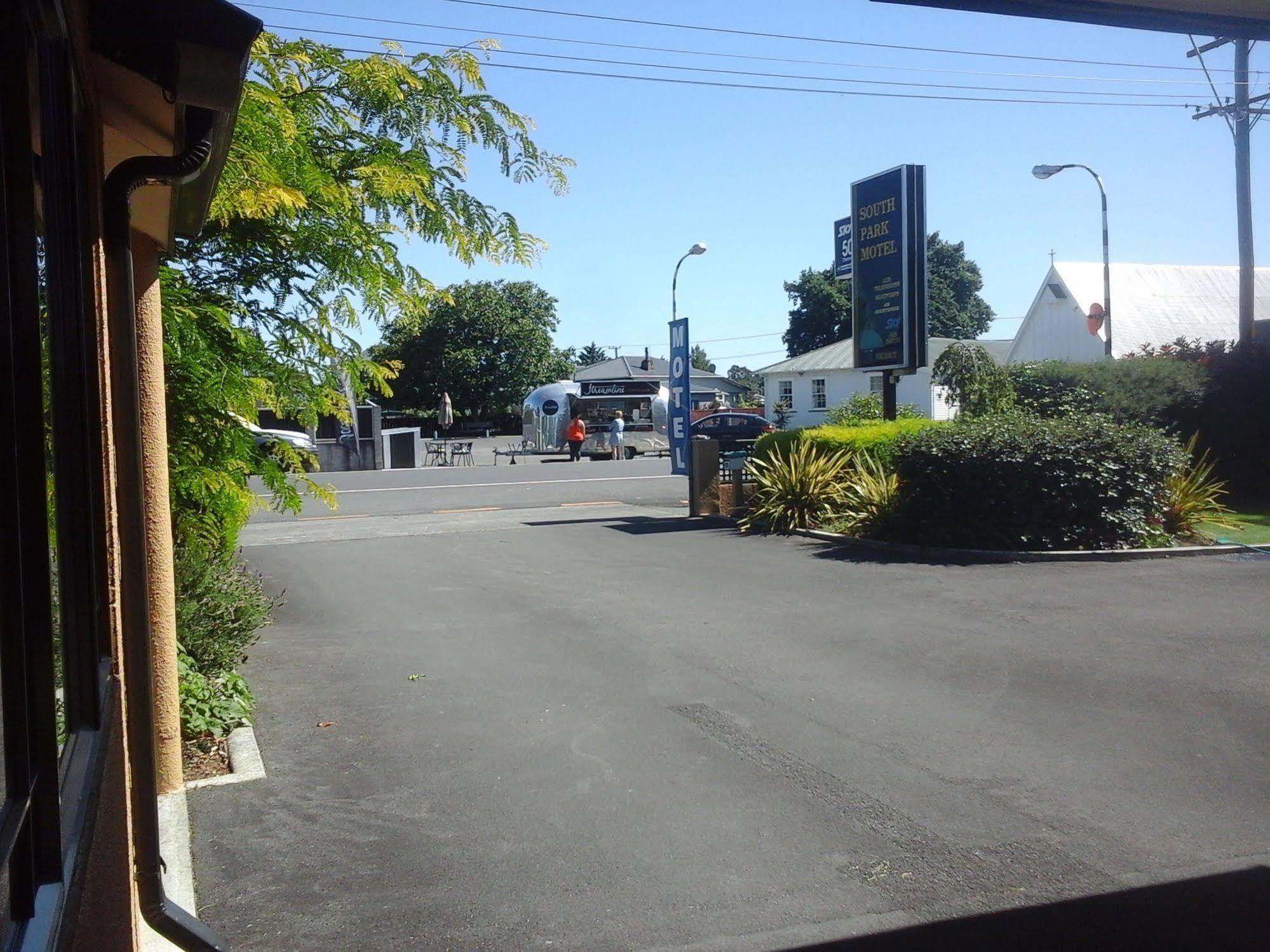 South Park Motel Masterton Bagian luar foto