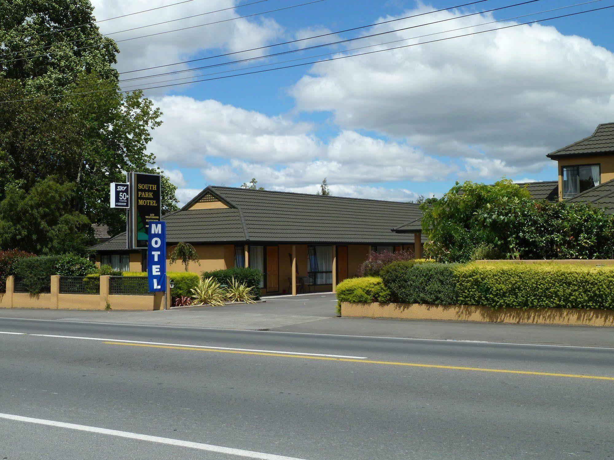 South Park Motel Masterton Bagian luar foto