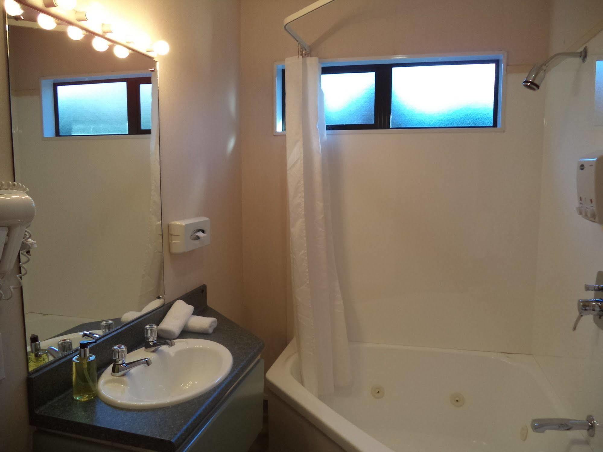 South Park Motel Masterton Bagian luar foto