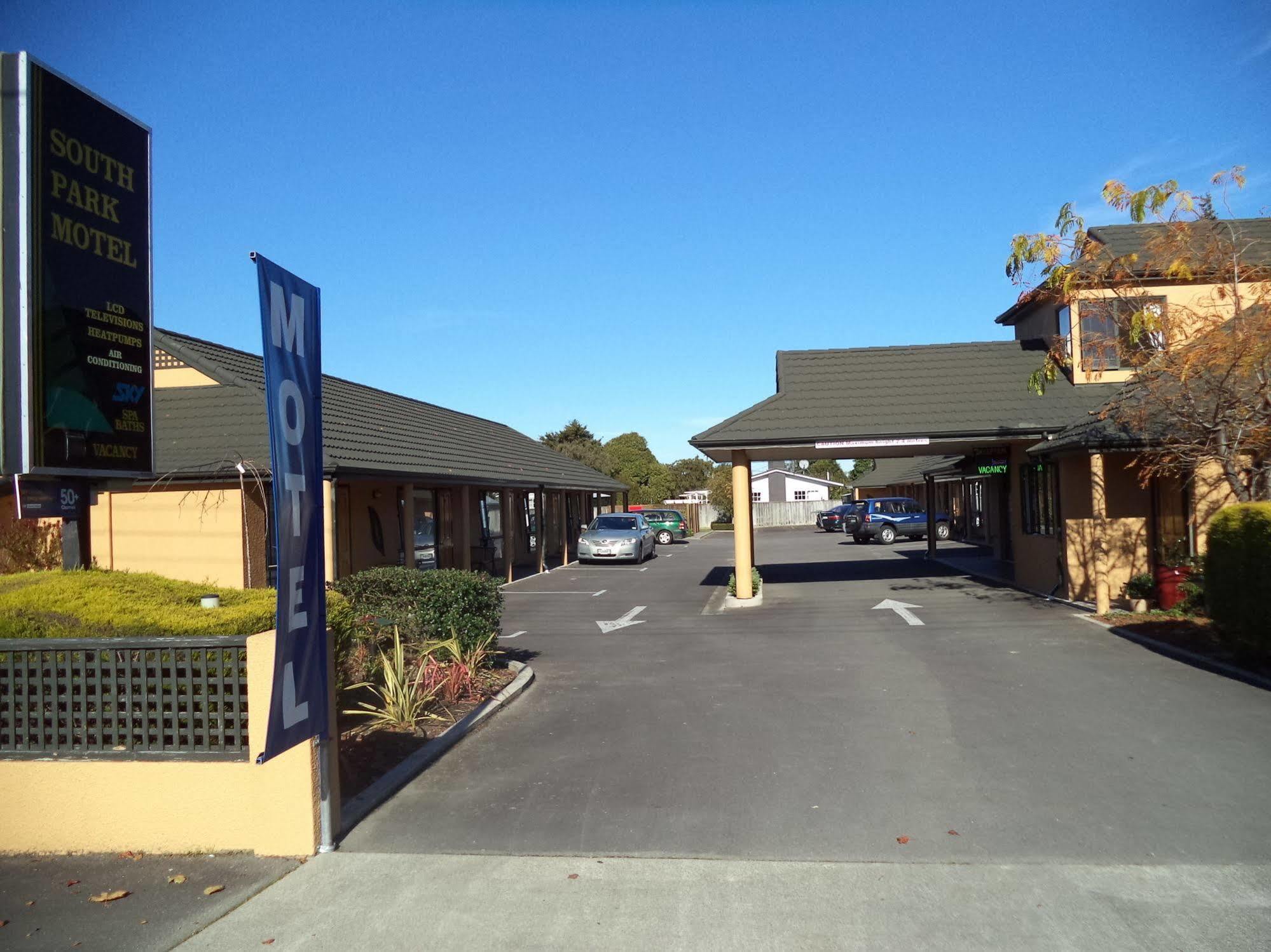 South Park Motel Masterton Bagian luar foto